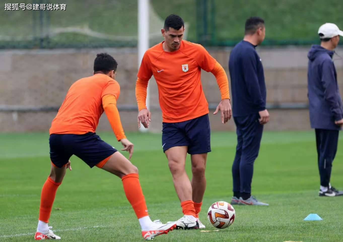 星空体育-马赛发布备战花絮，今夜复出首秀，亚冠任务艰巨，训练强度明显提升(聚焦备战打仗)
