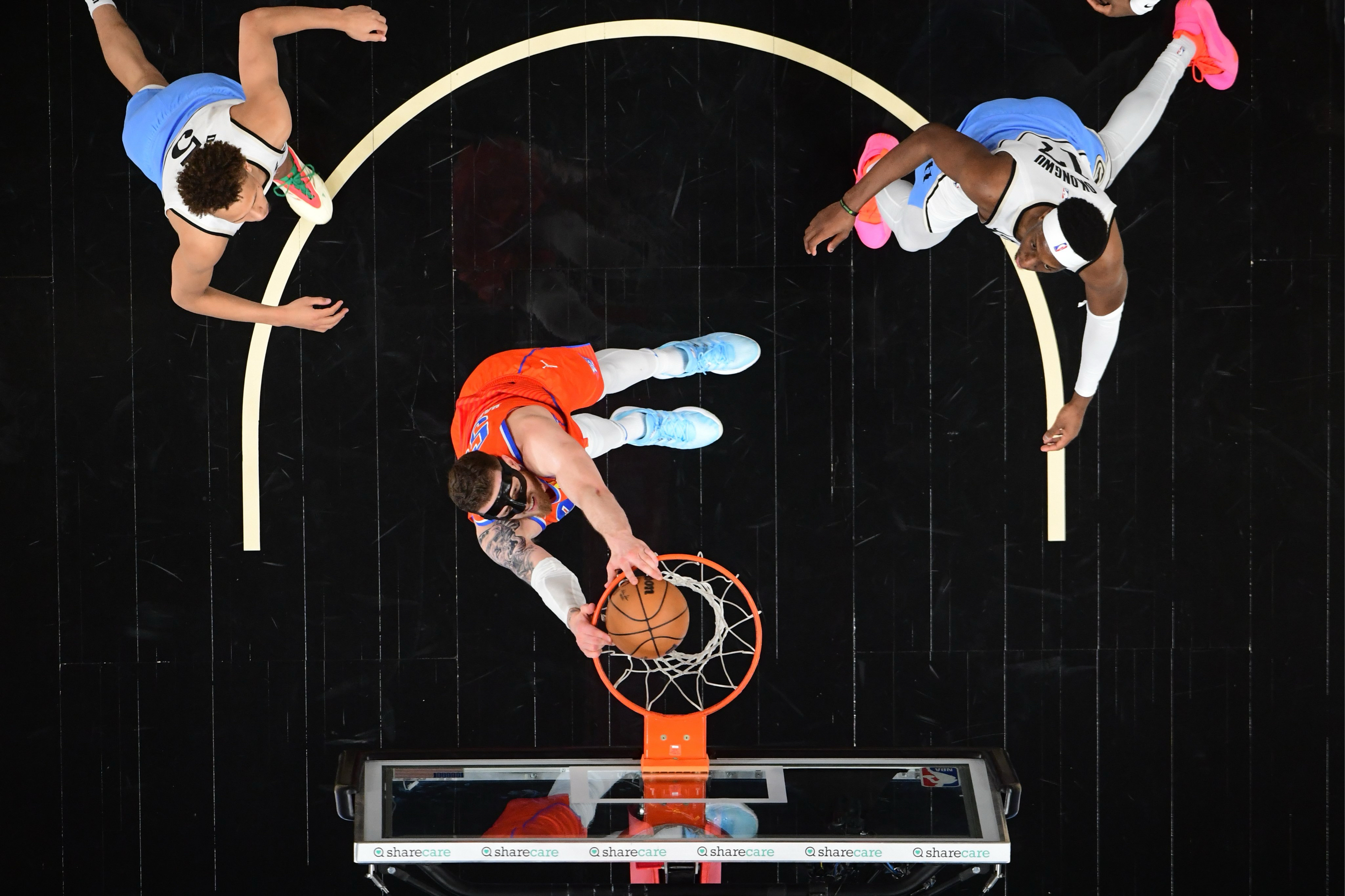 集结日俄克拉荷马雷霆复出首秀——欧联节点到来；震撼外界；临场指挥获称赞(俄克拉荷马城雷霆队球员)